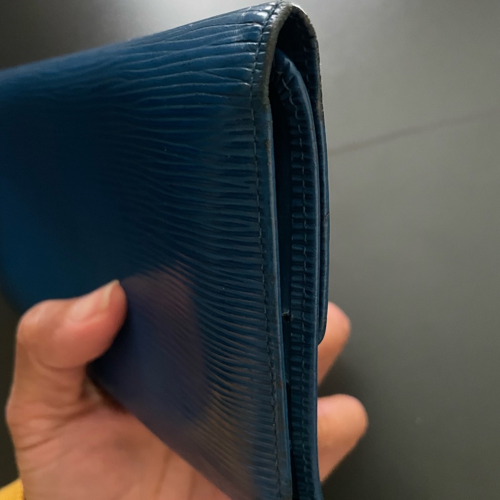 Authentic LV Epi wallet blue - Picture 4 of 14